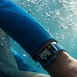 Apple Watch Nike Series 7 GPS 45mm (корпус - сияющая звезда, спортивный ремешок Nike цвета чистая платина/черный, IP67/WR50)— фото №7